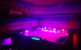 Studio Avec Terrasse Et Jacuzzi